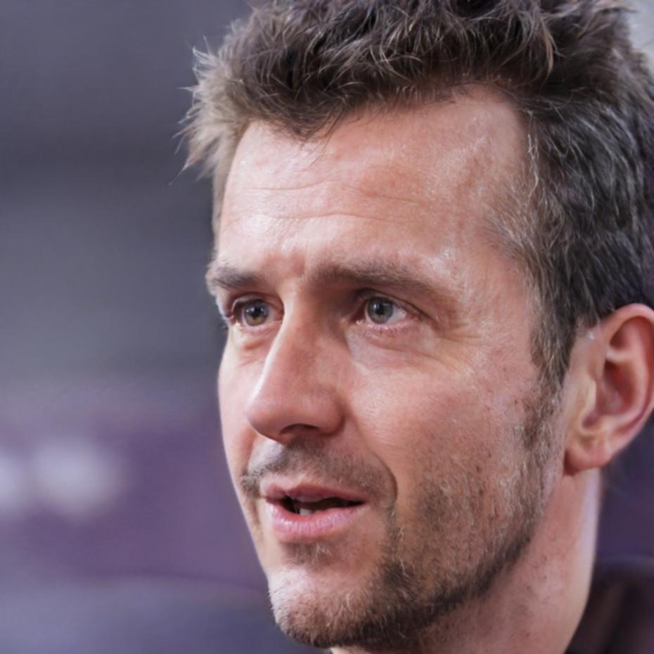 Henrik Vesterholm teaching investment concepts at whiteboard